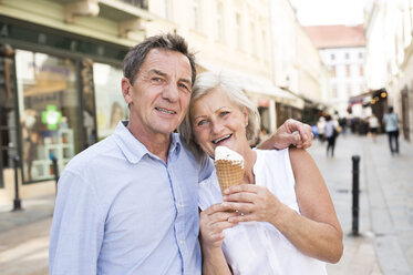 Porträt eines glücklichen älteren Paares mit Eiswaffel - HAPF01118
