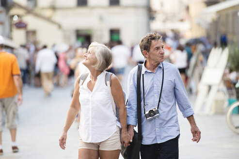Seniorenpaar auf Städtereise - HAPF01128