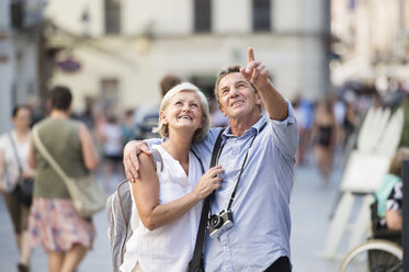 Senior couple on city trip - HAPF01129