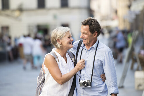 Glückliches Seniorenpaar auf Städtereise - HAPF01132