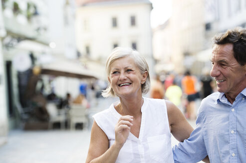 Glückliches Seniorenpaar auf Städtereise - HAPF01133