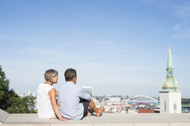 Slowakei, Bratislava, Rückenansicht eines Paares mit Blick auf die Aussicht - HAPF01138