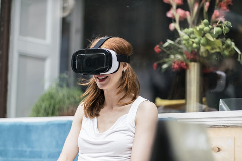 Rothaarige Frau mit Virtual-Reality-Brille, lizenzfreies Stockfoto