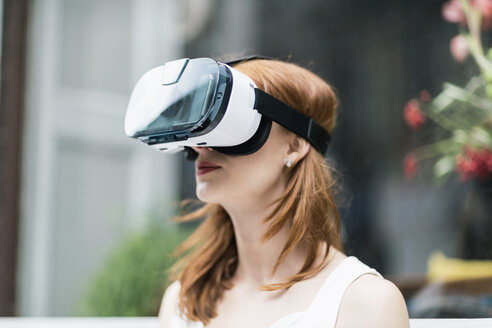 Rothaarige Frau mit Virtual-Reality-Brille - TAMF00778