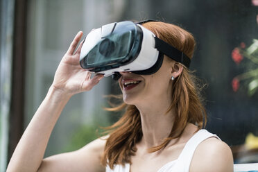 Rothaarige Frau mit Virtual-Reality-Brille - TAMF00781