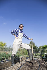 Frau arbeitet auf dem Bauernhof, bereitet Gemüsebeet vor - ABZF01508
