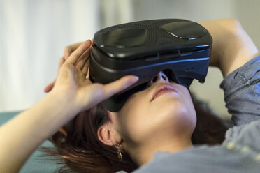 Junge Frau mit Virtual-Reality-Brille - TAMF00796