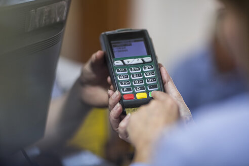 Kunde benutzt Kreditkartenleser im Geschäft - ZEF11608