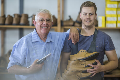 Porträt eines lächelnden älteren Mannes und eines jungen Mannes mit Schuhen - ZEF11622