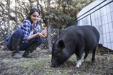 Frau mit Schwein auf einem Bauernhof - ABZF01519