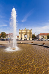 Deutschland, Potsdam, Blick auf das Brandenburger Tor mit Springbrunnen im Vordergrund - WDF03766