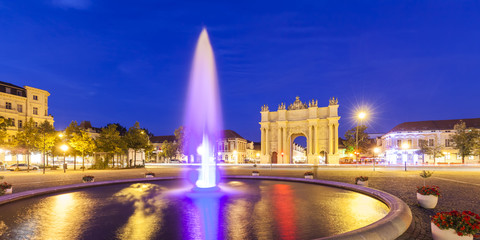 Deutschland, Potsdam, Blick auf das Brandenburger Tor mit Springbrunnen im Vordergrund bei Nacht, lizenzfreies Stockfoto