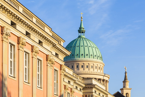 Deutschland, Potsdam, Landeshaus ehemals Stadtschloss mit der Nikolaikirche im Hintergrund, lizenzfreies Stockfoto