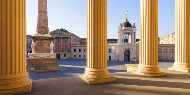 Deutschland, Potsdam, Blick auf Obelisk und Stadtschloss mit Fortuna-Portal von der Nikolaikirche aus - WDF03783