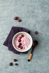 Schale mit Kirschjoghurt und frischen Preiselbeeren - MYF01847