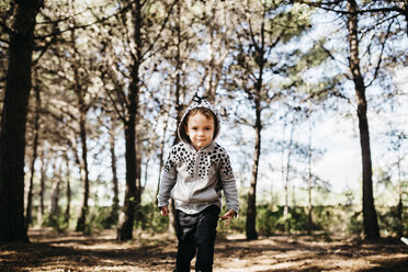 Porträt eines kleinen Jungen mit Kapuzenjacke im Wald - JRFF01048