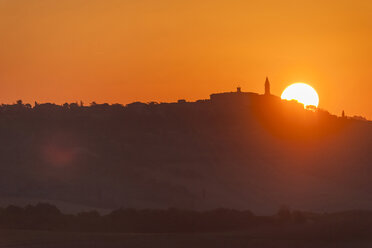 Italy, Tuscany, Val d'Orcia, sunrise over Pienza - PAF01730