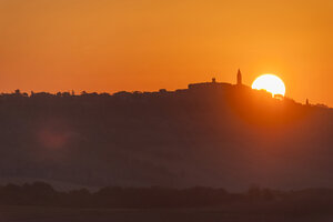 Italien, Toskana, Val d'Orcia, Sonnenaufgang über Pienza - PAF01730