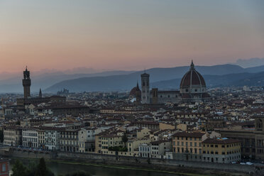 Italien, Florenz, Stadtbild am Abend - PAF01734