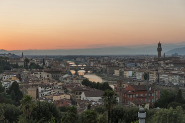 Italien, Florenz, Stadtbild am Abend - PAF01735