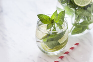 Glass and carafe of detox water with mint and limes - SBDF03066