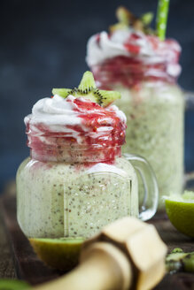 Glas Kiwi-Limetten-Smoothie mit Kokosnusscreme und Himbeersauce - SBDF03068