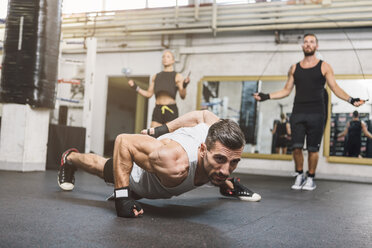 Athleten beim Training im Boxclub - MADF01233