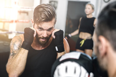 Boxer beim Sparring mit Trainer - MADF01240