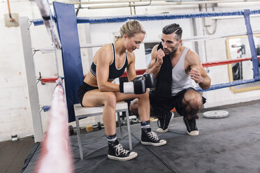 Trainer im Gespräch mit einer Boxerin im Boxring - MADF01264