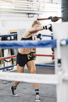Weiblicher Boxer beim Boxen im Ring - MADF01266