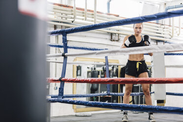 Porträt einer selbstbewussten Boxerin im Boxring - MADF01269