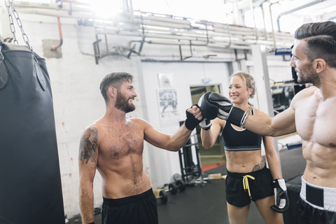 Athleten machen eine Pause vom Training im Boxclub, lizenzfreies Stockfoto