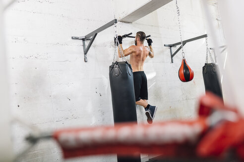 Sportler beim Training im Boxclub - MADF01273