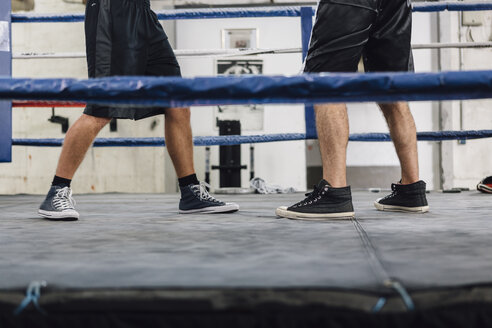 Beine von zwei Boxern im Boxring - MADF01278