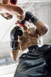 Niedriger Blickwinkel eines Boxers, der seinen Gegner schlägt - MADF01282