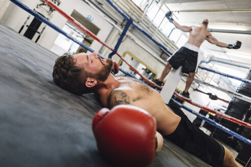 Ausgeknockter Boxer im Boxring liegend - MADF01290