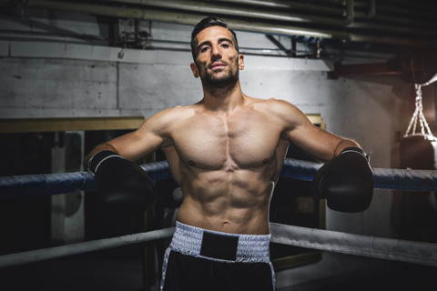 Porträt eines selbstbewussten Boxers im Boxring, lizenzfreies Stockfoto