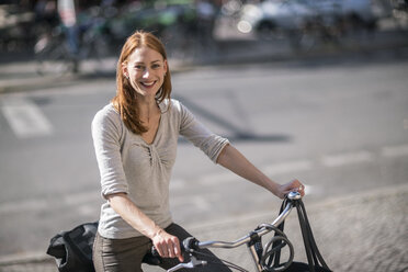 Porträt einer rothaarigen Frau mit Fahrrad - TAMF00824