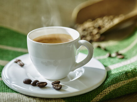 Eine dampfende Tasse Kaffee - RORF00429