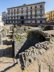 Italien, Sizilien, Catania, Ausgrabungsstätte eines römischen Amphitheaters - AMF05059