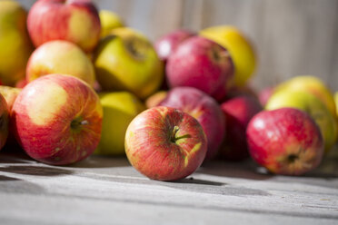 Apples on wood - MAEF12050