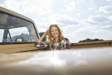 Frau sitzt auf Pick-up-LKW - FMKF03188