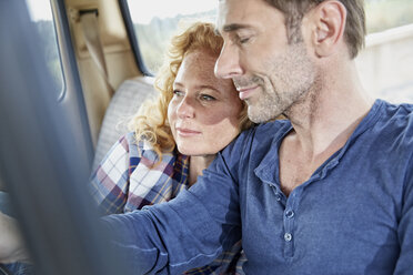 Smiling couple in pick up truck - FMKF03198