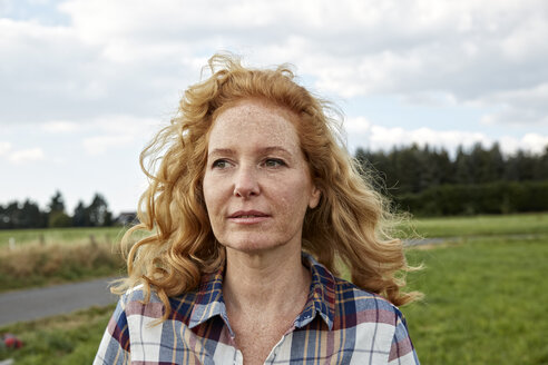 Porträt einer Frau auf dem Lande - FMKF03202