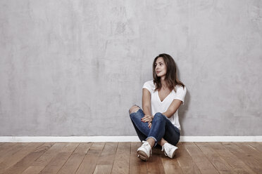 Young woman sitting on the floor - FMKF03240