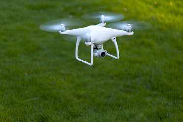 Fliegende Drohne mit Kamera - MMAF00010
