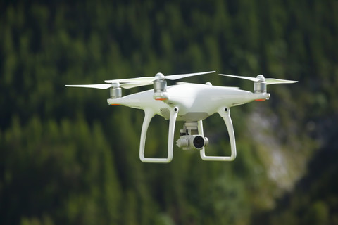 Fliegende Drohne mit Kamera, lizenzfreies Stockfoto