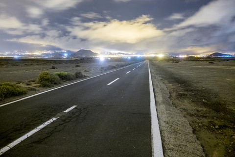 Spanien, Teneriffa, leere Straße bei Nacht, lizenzfreies Stockfoto