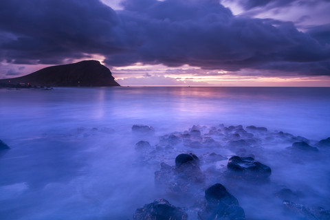 Spanien, Teneriffa, Strand Tejita mit Montana Roja bei Sonnenaufgang, lizenzfreies Stockfoto