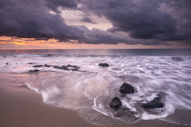 Spanien, Teneriffa, Strand Tejita bei Sonnenaufgang - SIPF01096